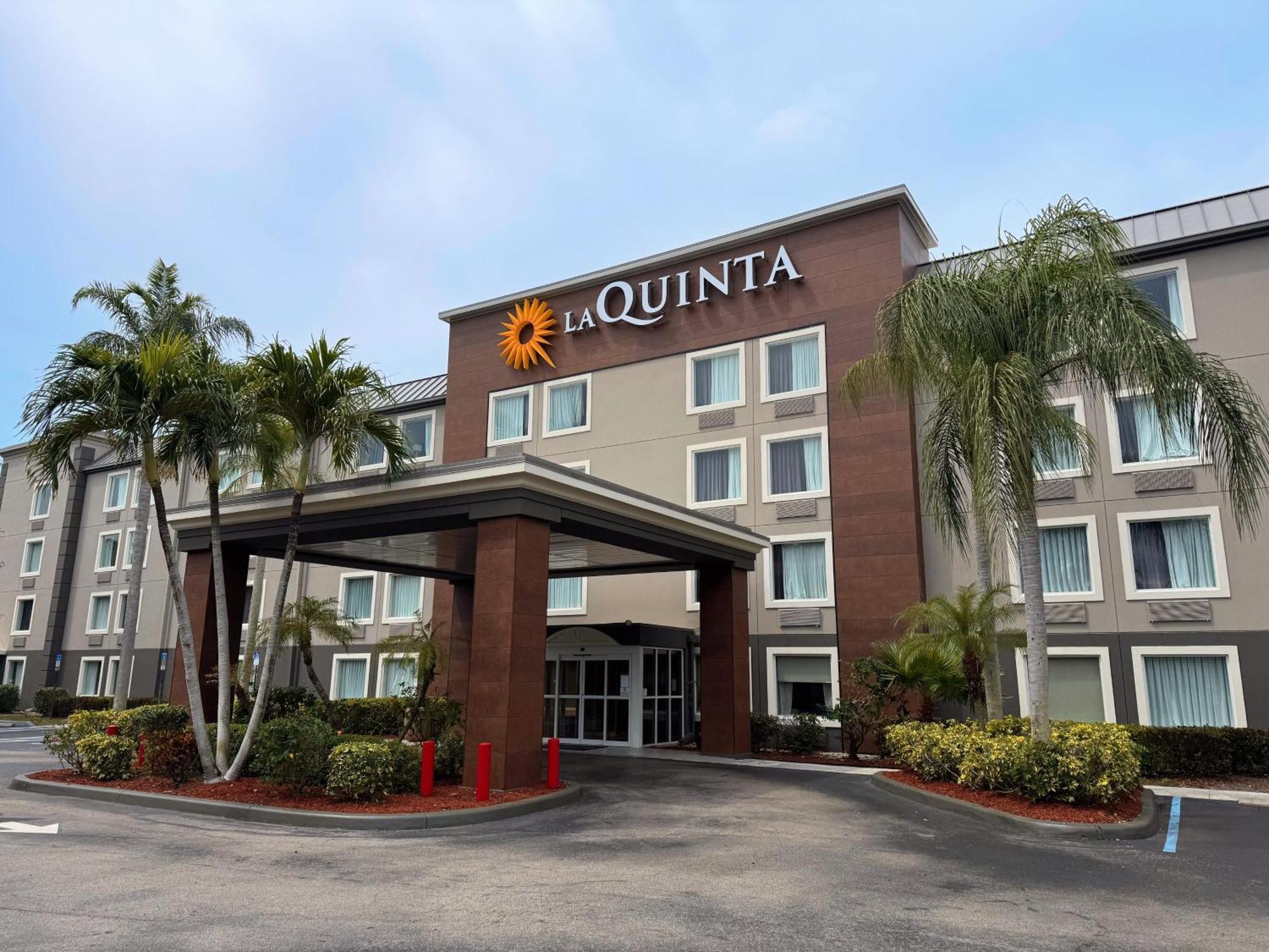 La Quinta By Wyndham Naples East Hotel Golden Gate Exterior photo