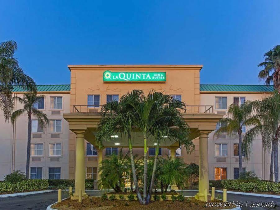 La Quinta By Wyndham Naples East Hotel Golden Gate Exterior photo